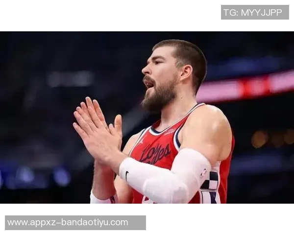 祖巴茨替补席处理脚踝伤势赛后走路一瘸一拐引发关注 祖巴茨替补席处理脚踝伤势赛后走路一瘸一拐引发关注